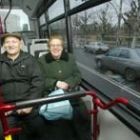 José y Carmen, usuarios de la línea 7 que une la estación de autobuses y los hospitales