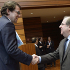 Mañueco saluda a Herrera al inicio del Pleno de las Cortes de Castilla y León de ayer. NACHO GALLEGO
