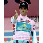 Contador hace un gesto tras enfundarse la «maglia rosa» ayer otra vez