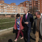 Camino Cabañas y José Antonio Diez recorren la finca donde se habilitaron los huertos. FERNANDO OTERO