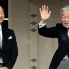 El emperador Akihito, a la derecha, con el príncipe Naruhito, a la izquierda.