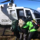 Momento en el que los agentes rescatan al senderista. DL