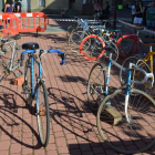 La izquierda, la zona dedicada a bicicletas de carrera; a la derecha detalle de un foco con el que venían equiados los modelos de hombre hace décadas. MEDINA