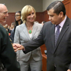 George Zimmerman (derecha) recibe la enhorabuena de su equipo de abogados.