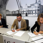 Adela Gómez, Santos Llamas y Concepción Domínguez, ayer en la firma del convenio. MARCIANO