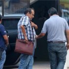 Agentes de la Fiscalía de Bolivia acompañan detenido al director general de la compañía aérea Lamia, Gustavo Vargas Gamboa.