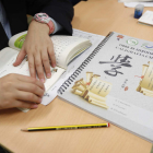 Detalle de uno de los libros con los que los alumnos leoneses del Instituto Confucio aprenden caligrafía. JESÚS F. SALVADORES