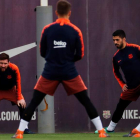 Messi y Luis Suárez, de frente, durante el entrenamiento de ayer en Barcelona. ALEJANDRO GARCÍA