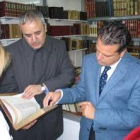 El alcalde, Mario Amilivia, ayer en la Feria del Libro antiguo y de ocasión