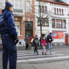 Un agente hace guardia en un colegio días después de los atentados de París.