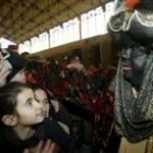 El rey Baltasar saluda a varias niñas, recién llegado a León
