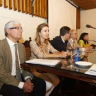 Maurilio López junto a la vicerrectora Victoria Seco, ayer en la presentación del Coloquio.