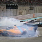 Lewis Hamilton y Fernando Alonso hacen trompos con sus monoplazas al finalizar el GP de Abu Dabi.