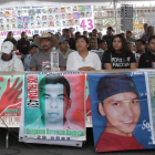 Jóvenes que apoyan a los familiares de los normalistas desaparecidos en Iguala.
