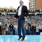 Mariano Rajoy salta ante los miles de simpatizantes del partido que llenaron la Plaza de Toros de Valencia.