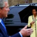 Rice escucha con gesto adusto la explicación de Bush sobre lo que sabía un mes antes del 11-S