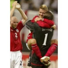 Beckham celebra con el portero Seaman el triunfo inglés ante Argentina