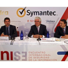 Manuel Escalante, José Ángel Hermida y Fernando Gutiérrez, ayer durante la clausura de Enise.