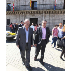 Emilio Cubelos e Ismael Álvarez, en una imagen de archivo ante la Casa Consistorial.