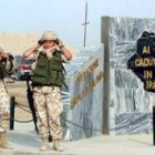Dos soldados italianas a las puertas de la base en Nasiriya