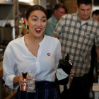 La congresista demócrata Alexandria Ocasio-Cortez volvió este viernes a servir copas en un restaurante del barrio de Queens.