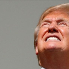 Trump mira el eclipse de Sol a ojo descubierto.