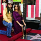 Penélope Cruz junto a Johnny Depp al descubrir su estrella en el Paseo de la Fama.