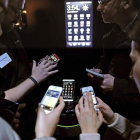 Usuarios de Android utilizan las aplicaciones de sus móviles. PETER FOELY