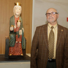 José Ajenjo Vega, junto a su nueva creación. SECUNDINO PÉREZ
