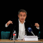- El expresidente del Gobierno, el leonés José Luis Rodríguez Zapatero, durante su conferencia de esta mañana en Oviedo