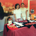 Las dos representantes astorganas en la feria.