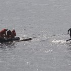 Efectivos de Salvamento Marítimo intentan el rescate de un inmigrante ayer en Tarifa.