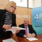 La procuradora Mar González Pereda y el senador Alfonso Rodríguez-Hevia, en la sede del PP. L. DE LA MATA