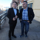 Los concejales Samuel Folgueral y Santiago Macías. ANA F. BARREDO