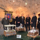 Las autoridades y el artista inauguran la exposición de tronos en miniatura.