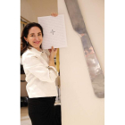 Elena Arzak con el  libro que muestra el universo de uno de los restaurantes más importantes del mundo