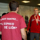 La camiseta lo dice todo sobre Sergio Sánchez ayer, en Barajas con la medalla de plata.