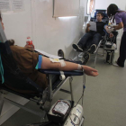 Dos personas donan sangre en el interior del equipo móvil ubicado en Fernando Miranda.