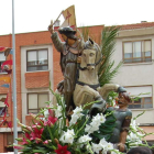 La talla del Apóstol Santiago, en una imagen de archivo, procesiona en uno de los actos más solemnes de las fiestas.