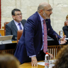 El portavoz de Vox, Alejandro Hernández, en una intervención en el Parlamento andaluz. JULIO MUÑOZ