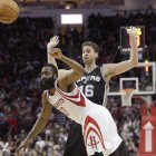 Ni el buen partido de Harden pudo vencer a los Spurs, que siguen ganando fuera de casa.