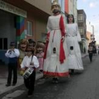Las charangas, gigantes y cabezudos animaron las calles de Puente Castro para celebrar San Pedro