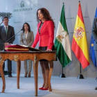 La nueva consejera de Igualdad Políticas Sociales y Conciliación Rocío Ruiz,  toma posesión de su cargo ante el presidente de la Junta de Andalucía, en enero.