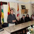 Martínez, Perandones (de pie) y la alcaldesa de Clavijo