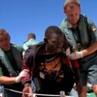 Un inmigrante es ayudado por la Guardia Civil de rescate después de llegar a Canarias