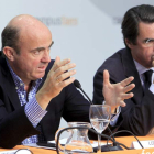 El ministro De Guindos durante su intervención en Faes junto al ex presidente Aznar.