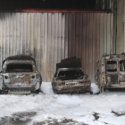 Tres automóviles y una carretilla resultaron calcinados por el fuego en Mecanizados Danmar. LDM