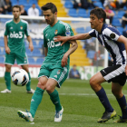 Jonathan Ruiz controla el balón en el partido disputado ayer en el José Rico Pérez ante el intento de oposición de un jugador del Hércules.