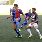 Miguel Villarejo intenta frenar a la delantera del Langreo;