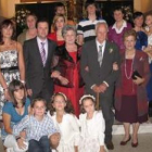Germana Lorenzana e Hilario Cordero posan con su familia.